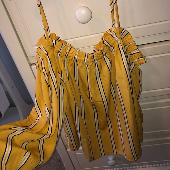Forever 21 Tops - Cute yellow silk tank top